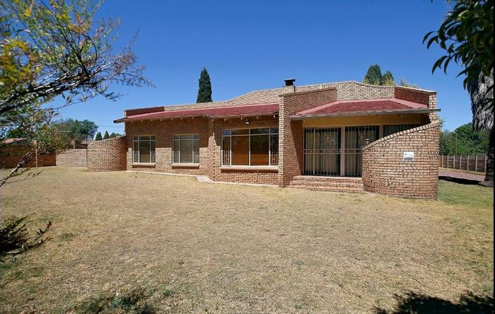 For Sale: House in Ermelo Central with 3 beds, flatlet, and spacious living.