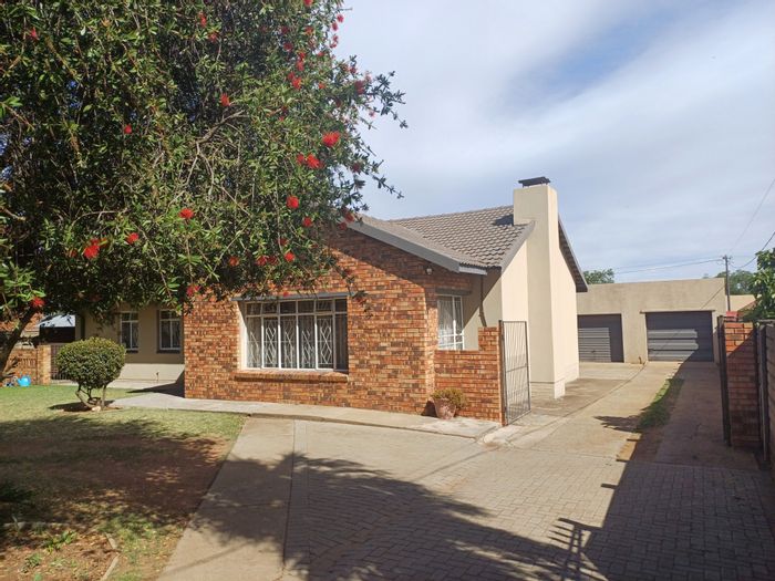 Vanderbijlpark Central House For Sale: 5 bedrooms, borehole, double garages, secure garden.