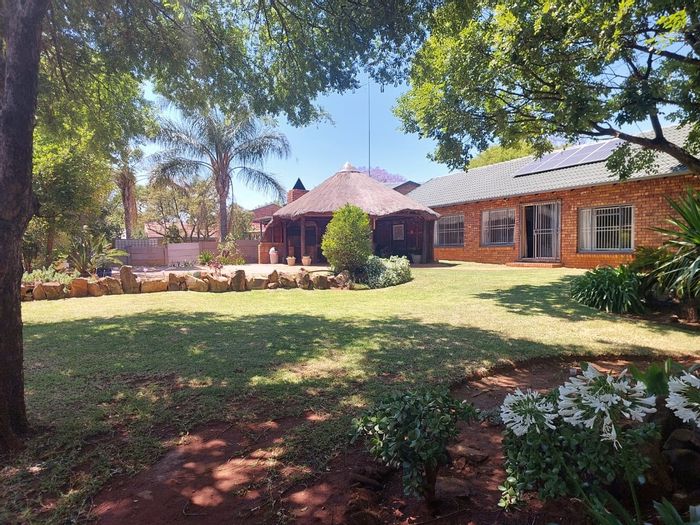 House to rent in Rooihuiskraal with pool, braai area, and office option.