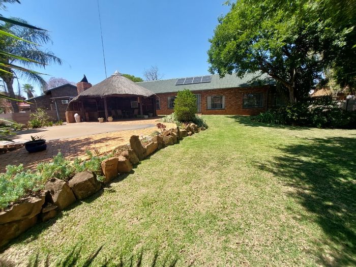 House to rent in Rooihuiskraal North with pool, garden, and multiple garages.