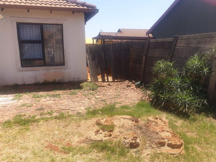 House for Sale in Pretoria North: 3 bedrooms, corner stand, close to amenities.