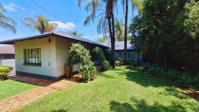 Rietfontein House For Sale: Spacious, entertainment area, flatlet, pool, secure location.