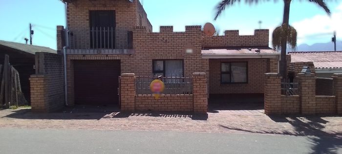 For Sale: House in Thembalethu with garage, flatlet, and scenic mountain views.