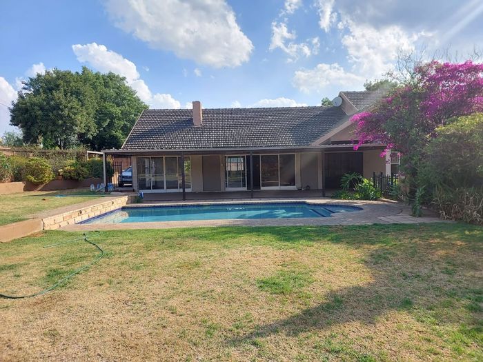 Eldoraigne House To Rent: Pool, office space, double carports, pet-friendly.