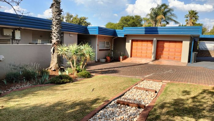 Rant En Dal House For Sale: 4 Bedrooms, Pool, Office, Solar Panels, Braai Area.