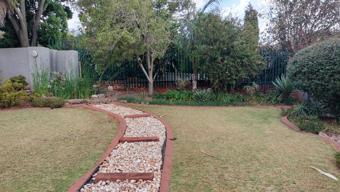 Rant En Dal House For Sale: 4 Bedrooms, Pool, Office, Solar Energy, Braai Area.