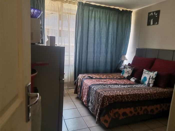 3-bedroom apartment for sale in Pretoria Central, rental income, close to amenities.