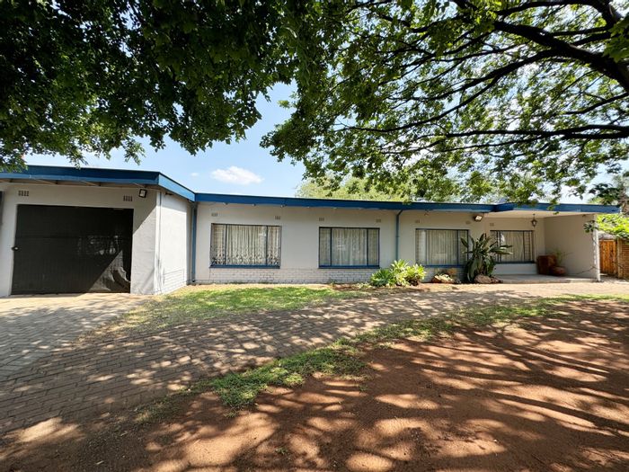 For Sale: House in Pretoria North with pool, borehole, and spacious carport.