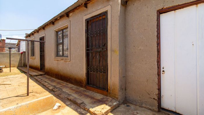 For Sale: House in Lehae with 2 bedrooms, outbuildings, and convenient access.