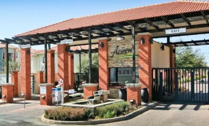 For Sale: 2-Bedroom Apartment in Greenstone Hill with Gym, Pool, and Security.