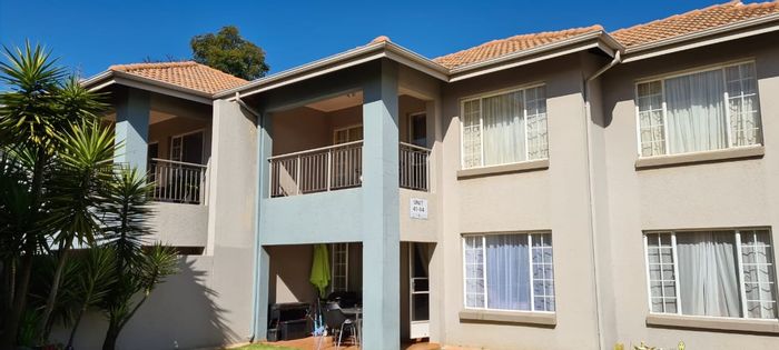 Crystal Park Townhouse For Sale: 2 beds, pool access, family-friendly complex.