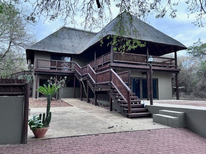 For Sale: House in Blyde Wildlife Estate with pool, BOMA, and ample parking.