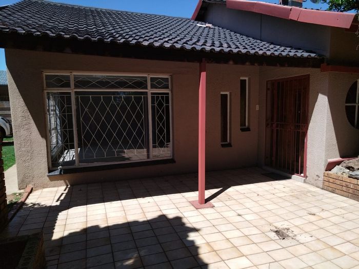 For Sale: House in John Vorster Park with 4 beds, double garage, and scullery.