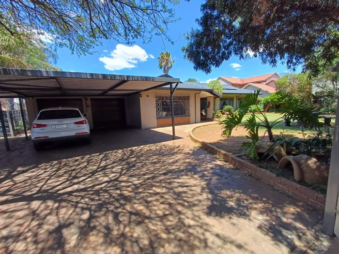 Glen Marais House For Sale: Spacious home with pool, garage, and eco-friendly features.