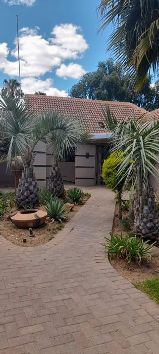 Vanderbijlpark Central House For Sale: 4 beds, pool, bar, garages, security features.