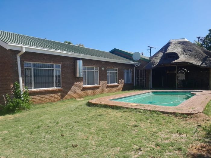 4 Bedroom House For Sale in Kuruman Central with Pool, Lapa, and Double Garage.