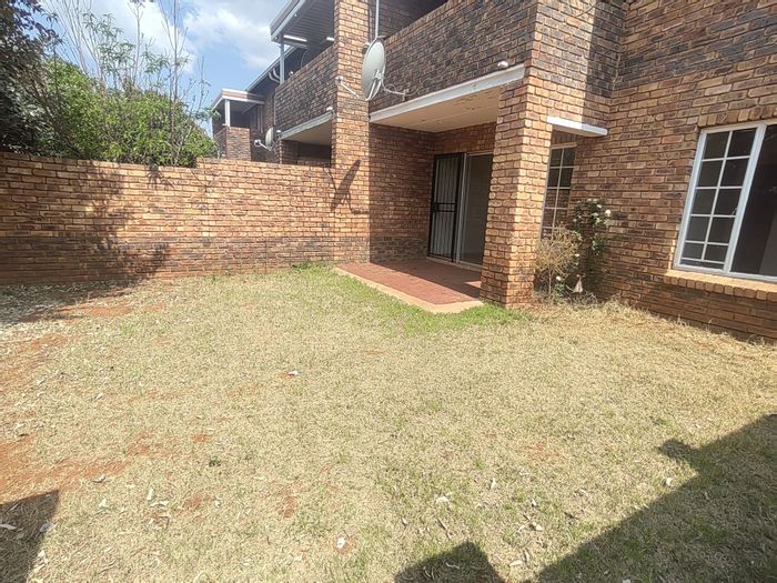 2 Bedroom Townhouse For Sale in Clarina with garden and convenient access.