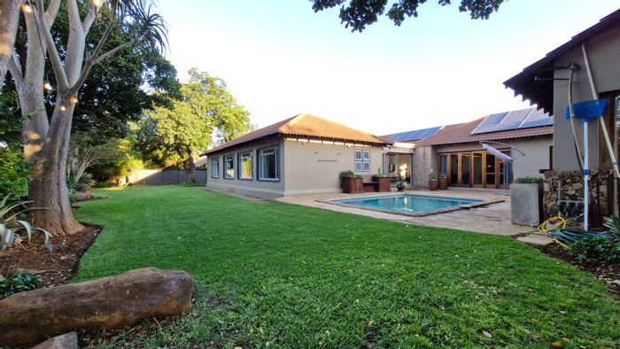 Waverley House For Sale: 5 bedrooms, pool, lapa, solar system, ample parking.