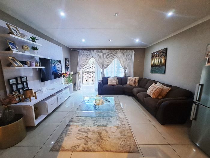 For Sale: Apartment in Nelspruit Ext 2 with 2 beds, patio, and laundry space.