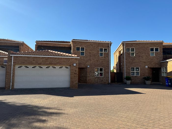 For Sale: Townhouse in Centurion Golf Estate with golf access, security, and amenities.