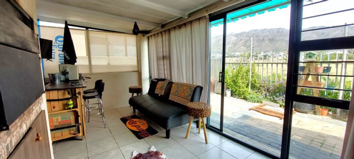 House for Sale in Fairview Golf Estate: 3 beds, braai room, park access.