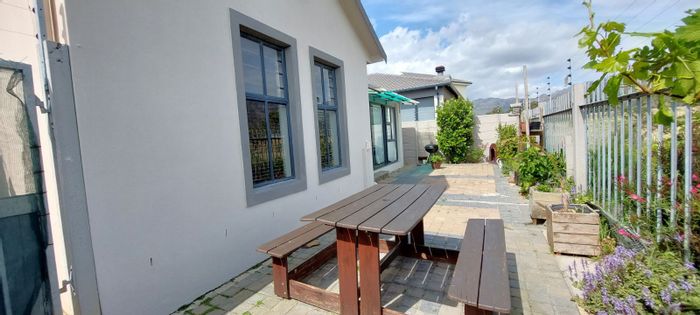 House for Sale in Fairview Golf Estate: 3 beds, braai room, park access.