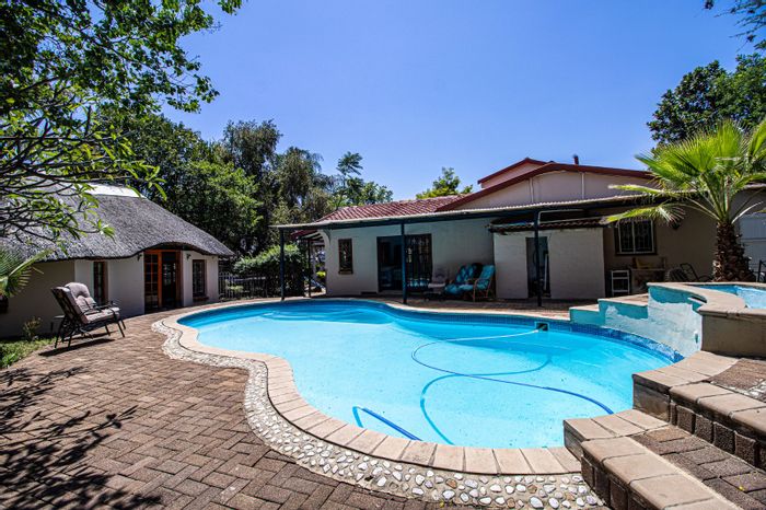 For Sale: Spacious Sinoville house with pool, lapa, borehole, and ample parking.