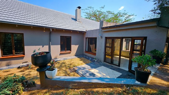 Douglasdale House For Sale: 3 Beds, 2 Baths, Garden, Pool, Security, Garage.