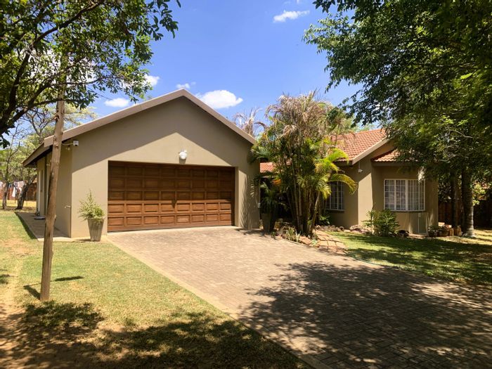 For Sale: House in Modimolle Central with 3 beds, security, solar system, and garage.