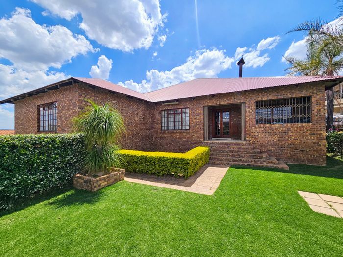 For Sale: House in Lydenburg Central with spacious living, security features, and ample parking.