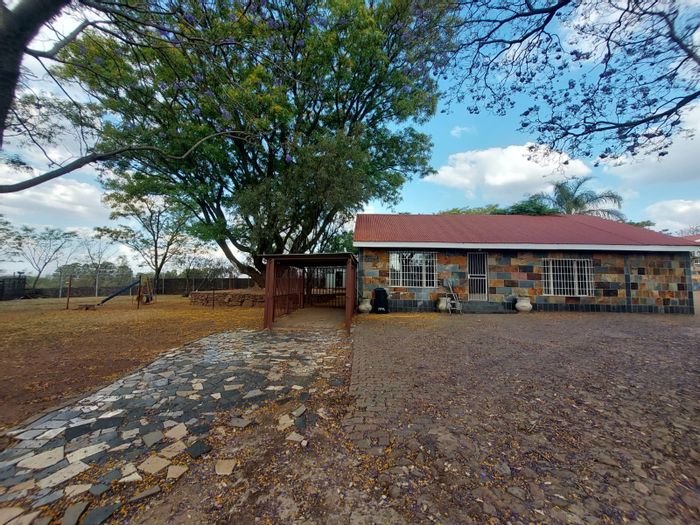 Two-bedroom house in Mnandi to rent, features garden, garage, and pet-friendly.