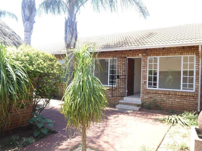 Rooihuiskraal North Townhouse For Sale: 2 beds, pool, squash courts, 24-hour security.