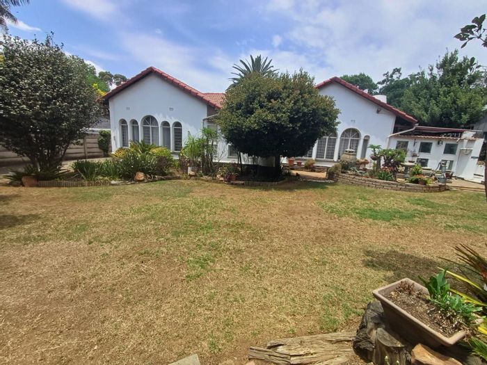 Glen Marais House For Sale: 3 Bedrooms, double garage, covered patio, security beams.