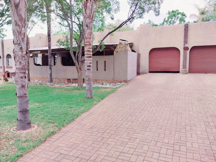 For Sale: House in Modimolle Central with 3 bedrooms, study, and garden.