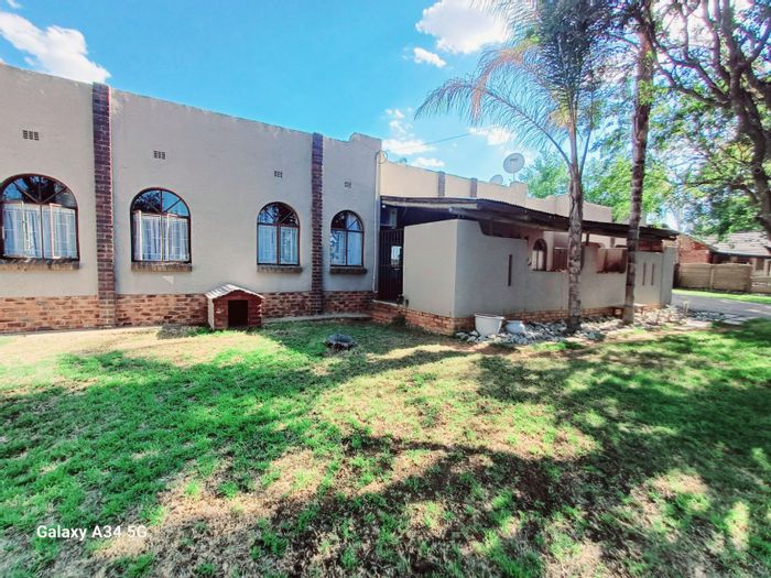 For Sale: House in Modimolle Central with 3 bedrooms, study, and expansive garden.