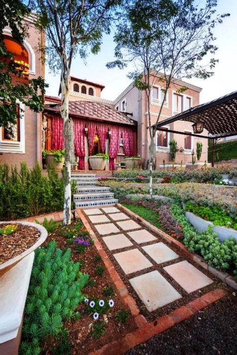 Zwartkop House For Sale: Six en-suite rooms, balconies, double garage, landscaped garden.