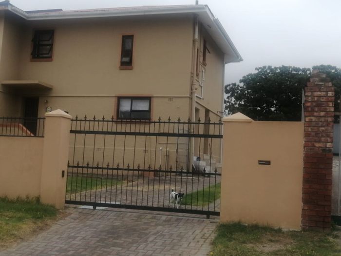 House for Sale in Algoa Park: 3 bedrooms, 2 living areas, outbuilding, carport.