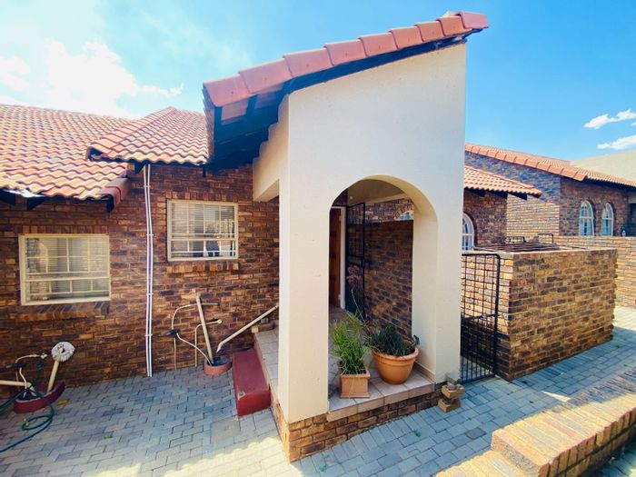 For Sale: Townhouse in Raslouw AH with garden, solar power, and pool access.