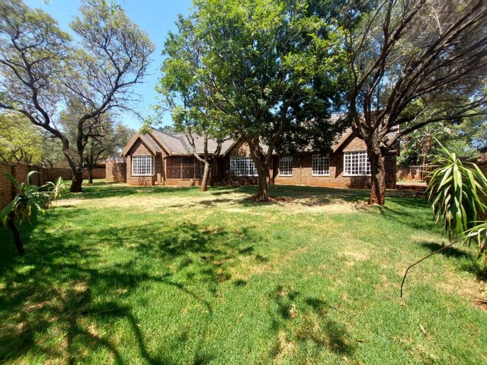 Garsfontein House To Rent: 4-car garage, pet-friendly, staff quarters, enclosed patio.