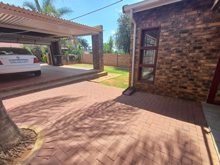 Glen Marais Cluster For Sale: Open-plan living, double garage, private garden, covered patio.