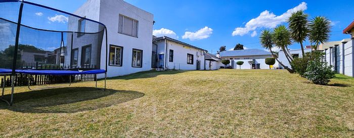 For Sale: Spacious Maraisburg House with 3 Bedrooms, Garden, and Entertainment Area.