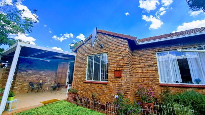 Rooihuiskraal Townhouse For Sale: 3 beds, garden, no loadshedding, secure living.