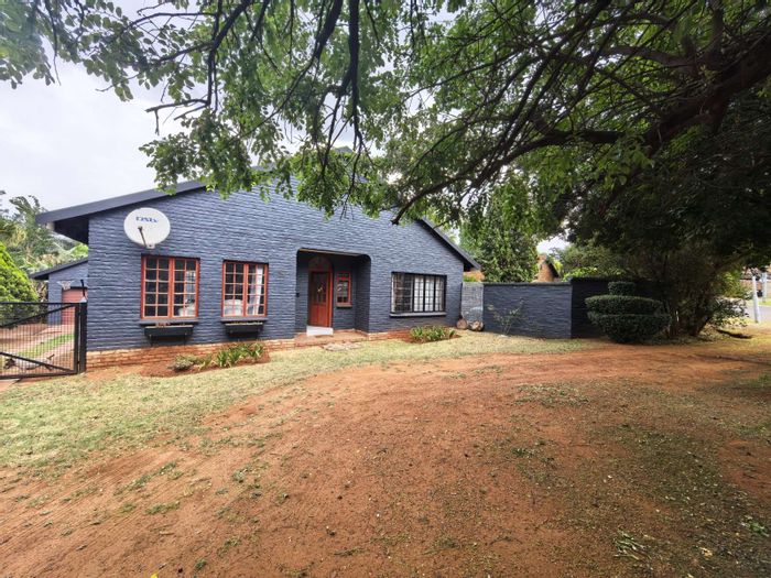 Zwartkop House For Sale: Gated community, open-plan living, double garage, versatile loft.