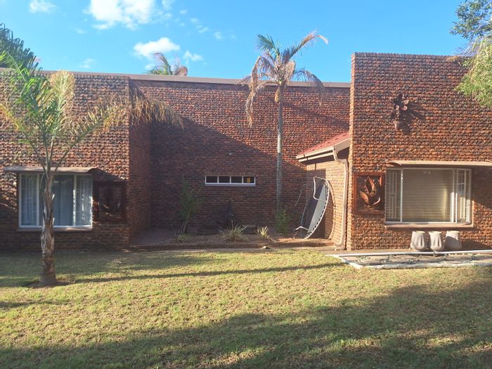 For Sale: House in Modimolle Central with pool, flats, and ample parking.