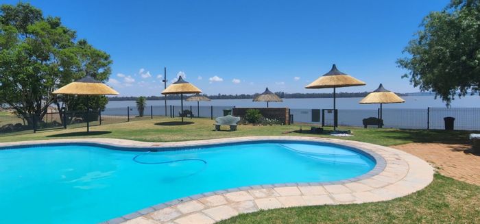 Vaal Marina Central House For Sale: 3 beds, boat, clubhouse, pool, furniture included.