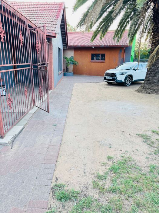 For Sale: Spacious 4-bedroom house in Witbank Ext 8 with ample parking.