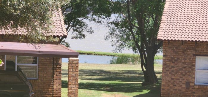 House for Sale in Vaal Marina Central: 3 Bedrooms, Jetty, Pool, Tennis Court.