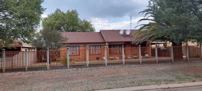 Vanderbijlpark SE 6 House For Sale: 3 beds, solar power, gas installation, spacious living.