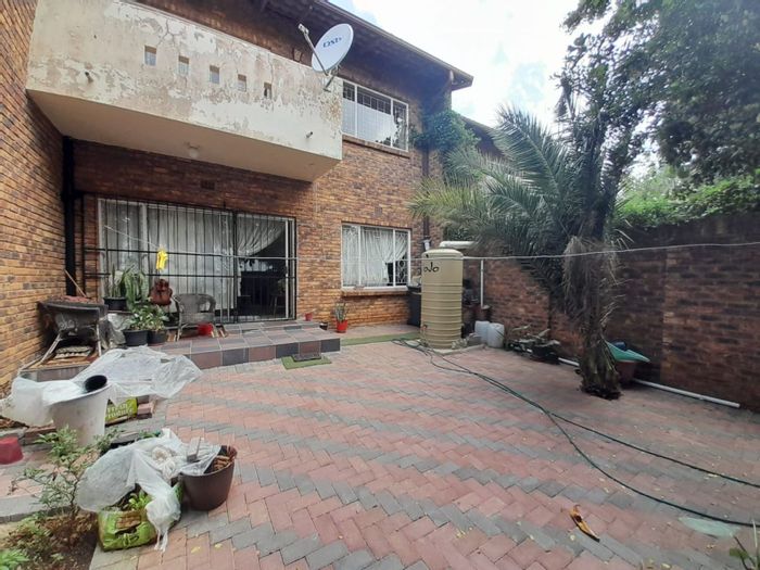 For Sale: Townhouse in Corlett Gardens with flatlet, pool, and secure parking.