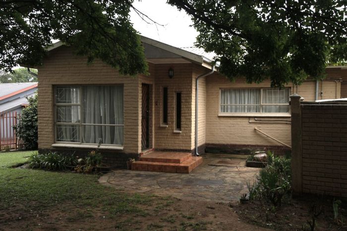 For Sale: 4-bedroom house in Ermelo Central, near schools and shops.